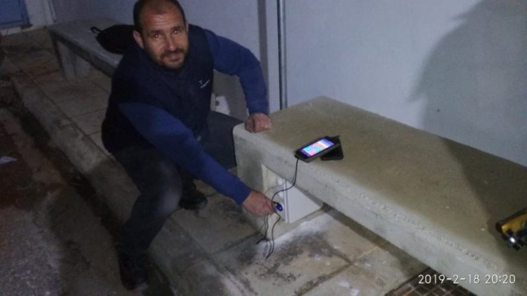 Χανιά: Καθηγητές και μαθητές του ΕΠΑΛ δημιούργησαν το... «έξυπνο τσιμεντένιο παγκάκι»!
