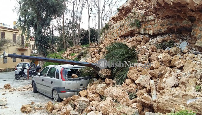 Κατέρρευσε και άλλο τμήμα στον Επιπρομαχώνα του Αγ.Δημητρίου -Έπεσε σε 3 οχήματα(φωτο)