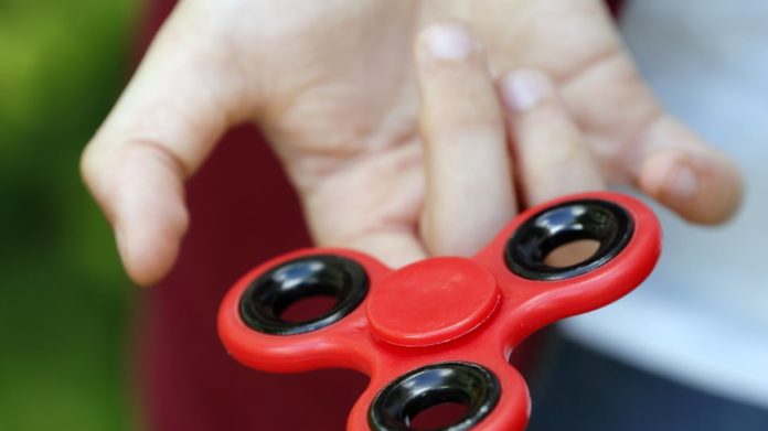Απίστευτο συμβάν: Δάχτυλο μαθητή σφήνωσε στο παιχνίδι fidget spinner -Το έκοψαν με τροχό πυροσβέστες!