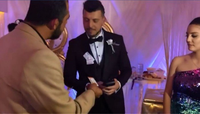 Φάρσα σε γάμο: Οι νεόνυμφοι κρατούσαν POS και δέχονταν πιστωτικές