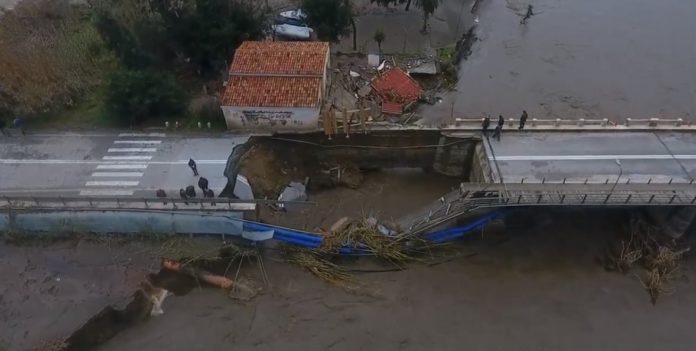 Εικόνες μετά την καταστροφή… Η διαλυμένη γέφυρα στον Πλατανιά από ψηλά (Video)