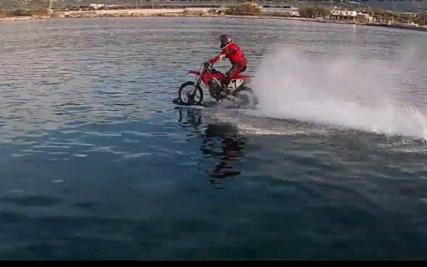 Ο Χανιώτης που κάνει θαλάσσιο motocross στα Φαλάσαρνα (βιντεο)