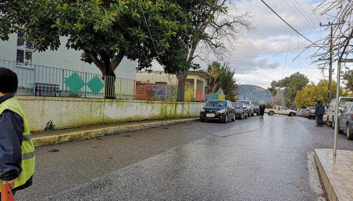 Χανιά:Καλώδιο της ΔΕΗ έπεσε μπροστά σε δημοτικό σχολείο κατά την προσέλευση μαθητών (φωτο)