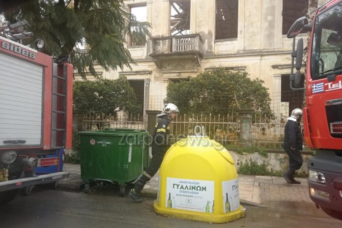 Κίνδυνος στο κέντρο των Χανίων: Κατέρρευσε η στέγη σε νεοκλασσικό κτίριο, προσοχή στους οδηγούς