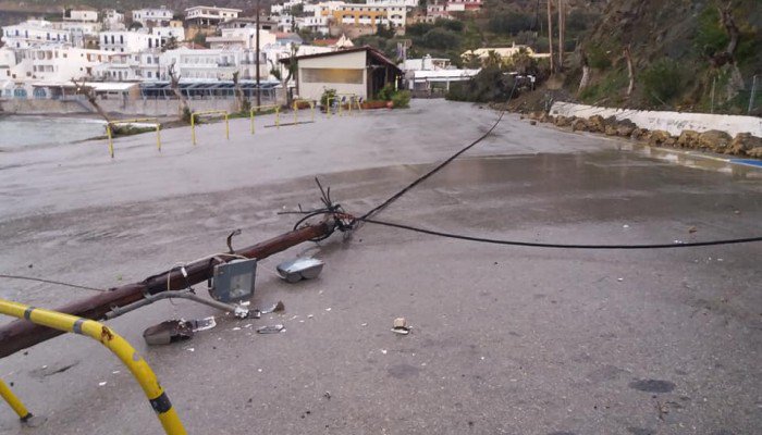 Απίστευτο! Σταμάτησαν φορτηγό με κολόνες της ΔΕΗ για τα Χανιά επειδή ήταν υπέρβαρο