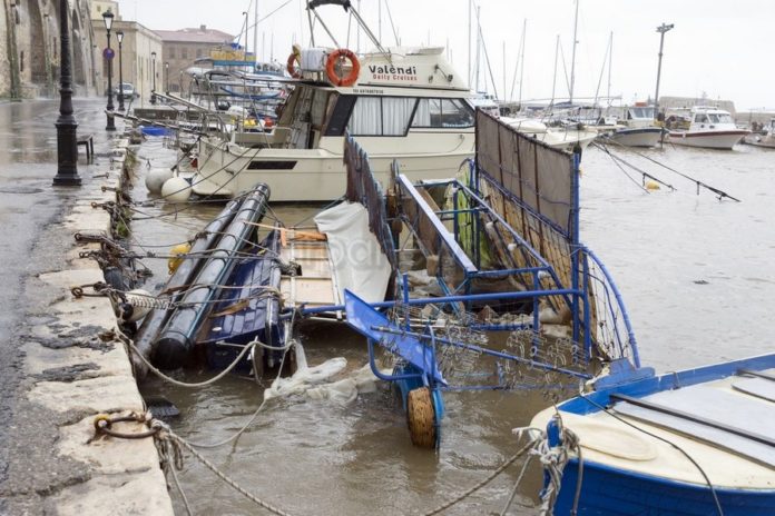 Χανιά: Βυθίστηκε βάρκα στο Ενετικό Λιμάνι (Photos)