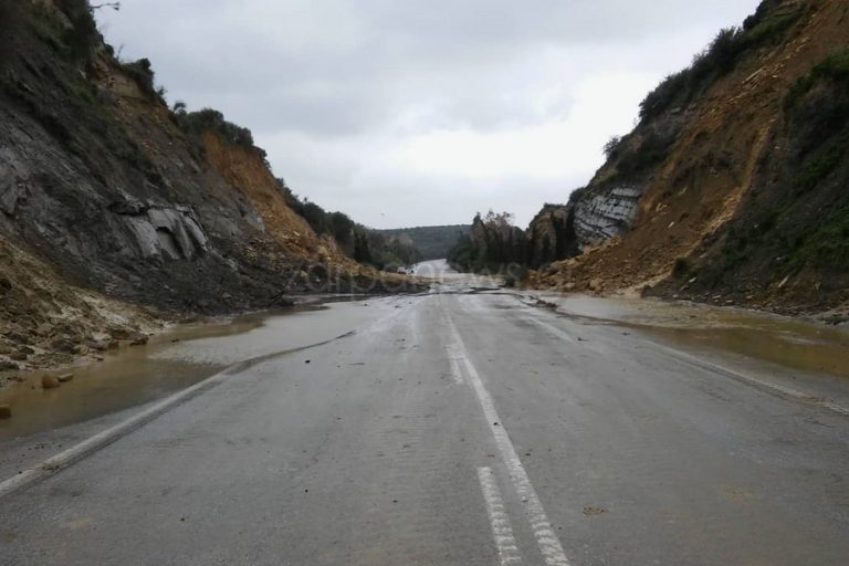 Έπεσε το βουνό στην Εθνική στα Χανιά - Κατολισθήσεις και στα δυο ρεύματα κυκλοφορίας (φωτο)