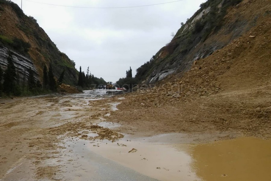 Έπεσε το βουνό στην Εθνική στα Χανιά - Κατολισθήσεις και στα δυο ρεύματα κυκλοφορίας (φωτο)