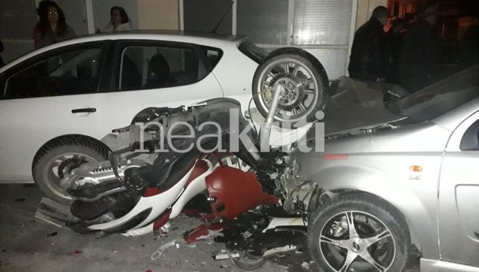 Βαριά τραυματίας 25χρονος μοτοσυκλετιστής μεταφέρθηκε στο νοσοκομείο Χανίων – Σμπαράλια η μηχανή και σταθμευμένα ΙΧ