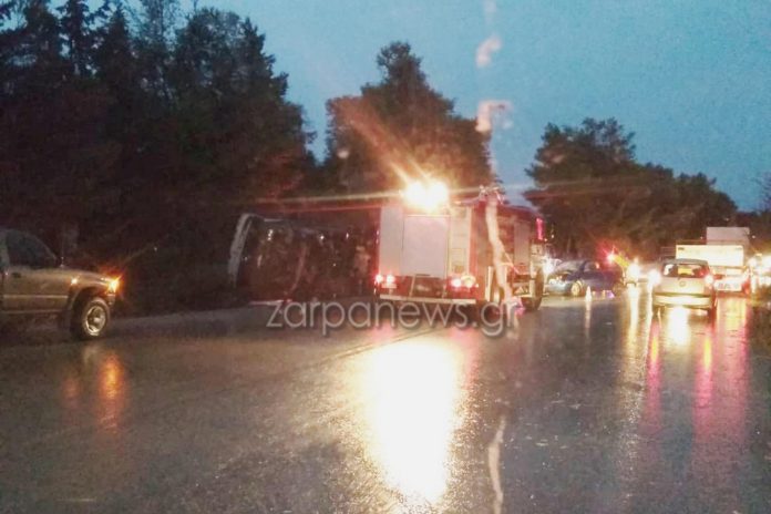 Χανιά: Τούμπαρε φορτηγό μετά από τροχαίο με Ι.Χ. στην Εθνική οδό (Photos)