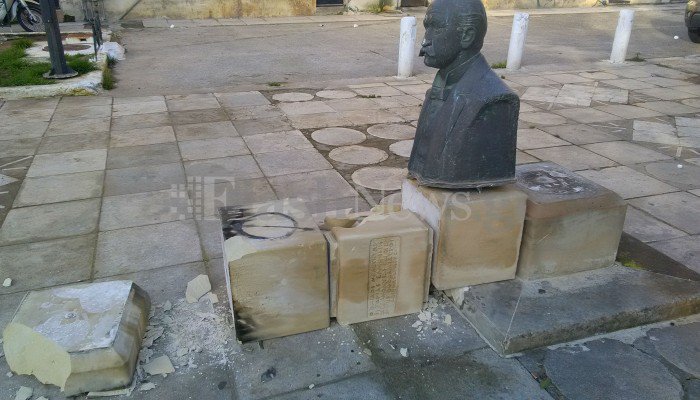 Βανδάλισαν προτομή στην δημοτική αγορά Χανίων (φωτο)
