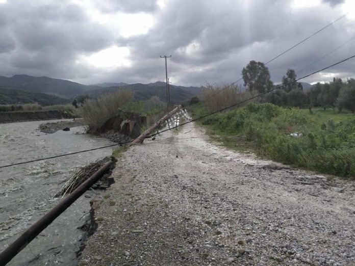 Τεράστια προβλήματα στο δίκτυο της ΔΕΔΔΗΕ στα Χανιά! Βούλιαξαν οι στύλοι μέσα στα ποτάμια…