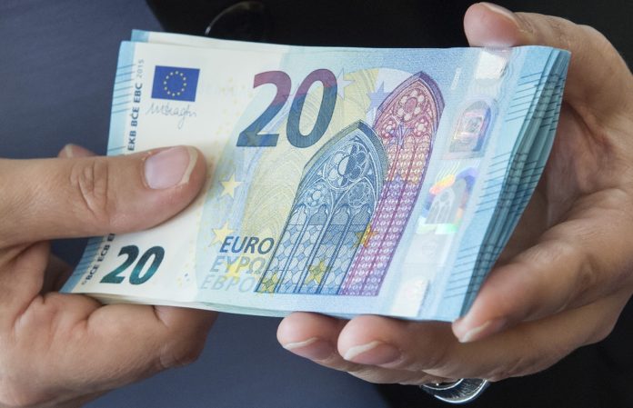 Χειροπέδες σε δύο νεαρούς για τα πλαστά εικοσάρικα
