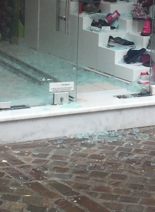 Χανιά: Έσπασαν κατάστημα τη νύχτα στη Τσουδερών – To έκαναν γης μαδιάμ (photo)