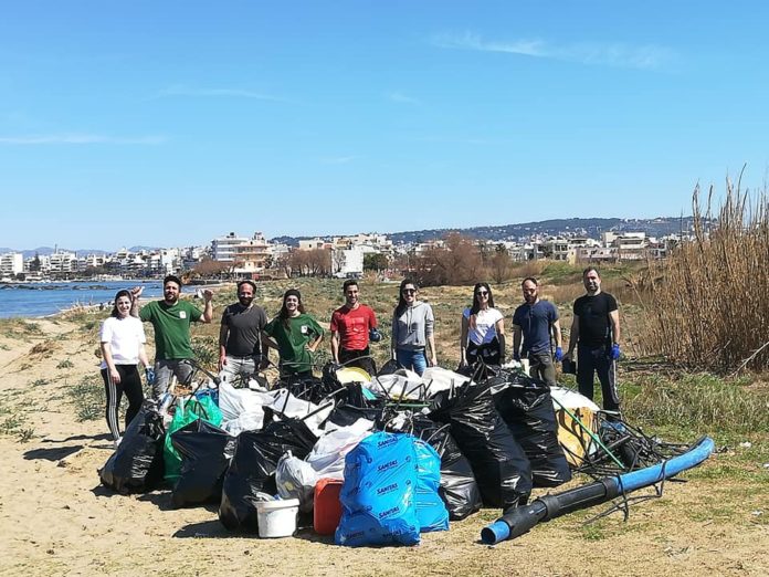 Χανιά: Λαμπίκο η παραλία του Κλαδισού! Δεκάδες εθελοντές και 80(!) σακούλες σκουπίδια (Photos)