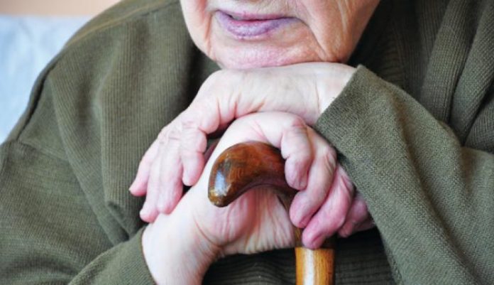 Κρήτη : Έκανε… τόπι στο ξύλο την γειτόνισσα και καταδικάστηκε