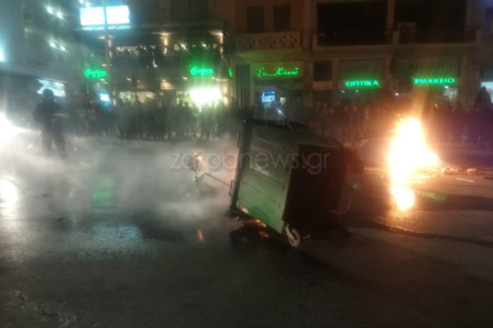 Χάος στο κέντρο των Χανίων! Ανεξέλεγκτο πλήθος καίει κάδους και εμποδίζει την κυκλοφορία