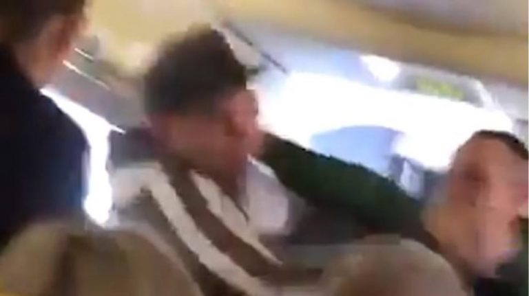 Άγριος καβγάς σε πτήση της Ryanair για μια γυναίκα που δεν φορούσε παπούτσια - Δείτε βίντεο