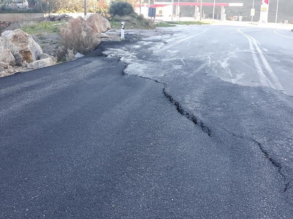 Προσοχή! Το οδόστρωμα έχει ρωγμή στο 27ο χιλιόμετρο Χανίων - Κισσάμου (φωτο)