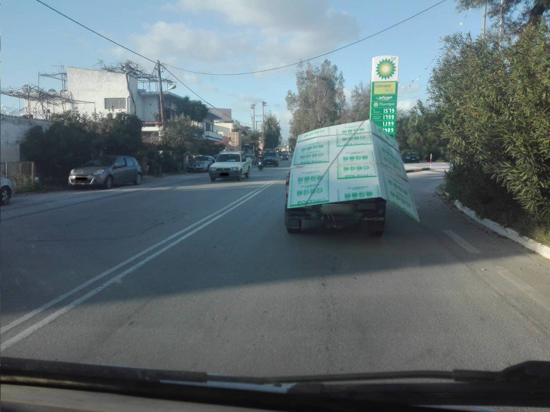 Δεν βάζουμε μυαλό... Πώς φόρτωσε το αμάξι του και βγήκε στον δρόμο οδηγός στα Χανιά