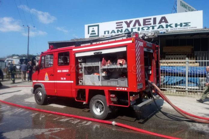 Χανιά: Φωτιά σε επιχείρηση ξυλείας στο Βαμβακόπουλο (Video)