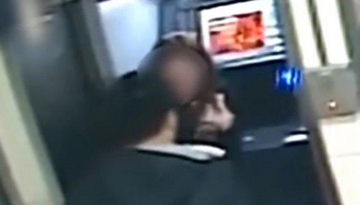 Πήγε να τη ληστέψει αλλά μόλις είδε το υπόλοιπο του λογαριασμού της επέστρεψε τα χρήματα