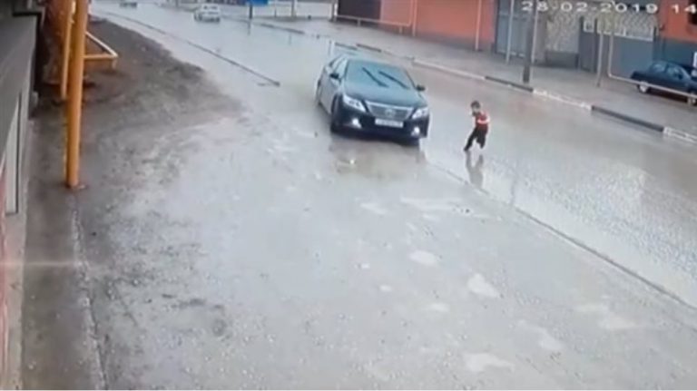 Βίντεο σοκ: ΙΧ αποφεύγει τελευταία στιγμή παιδάκι στη μέση του δρόμου