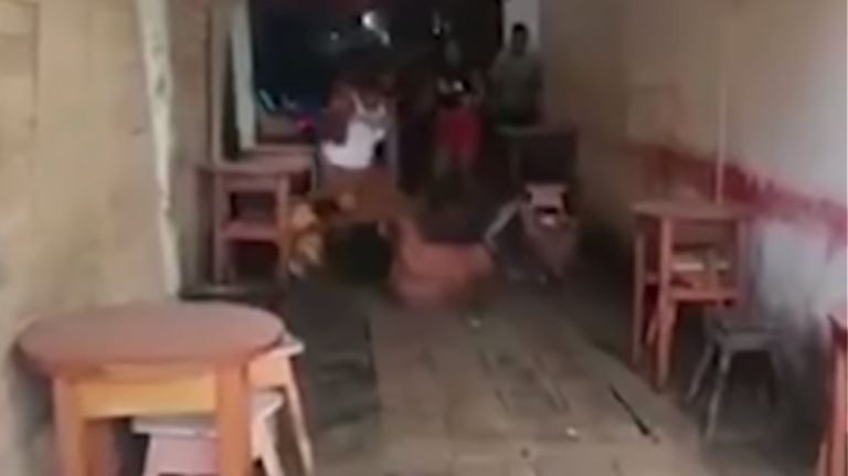 Καρεκλιές από απατημένη στον σύζυγο που τον έκανε τσακωτό να πίνει με τρεις γυναίκες