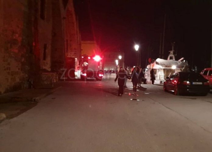 Τι γυρεύει η Πυροσβεστική στο Παλιό Λιμάνι των Χανίων Σάββατο βράδυ;