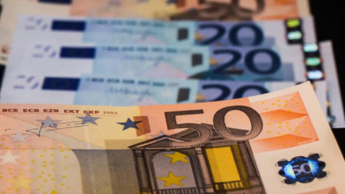 Μυστηριώδες... χρηματικές δωρεές κάνουν ένα ολόκληρο χωριό στην Ισπανία να αναρωτιέται και όπως είναι λογικό να γίνεται viral!