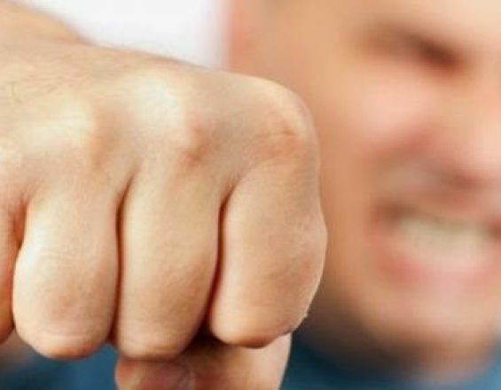 Οδηγός επιτέθηκε σε γνωστό κρητικό συγγραφέα, επειδή του έκανε παρατήρηση!