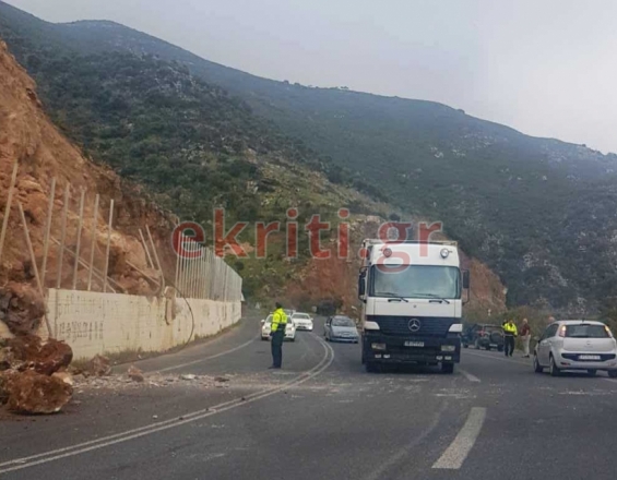 Κρήτη: Νέα κατολίσθηση στην εθνική οδό - Επί ποδός η Τροχαία (Φωτογραφίες)