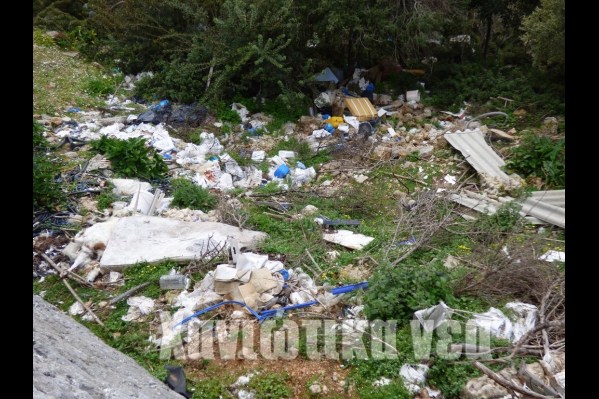 Υπαίθρια χωματερή στην επαρχιακή οδό Χανίων – Κεραμειών (φωτ.)