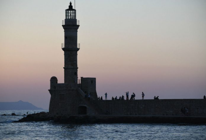Χανιά: Γιατί φωτίστηκε μπλε χθες ο φάρος; (Photo)