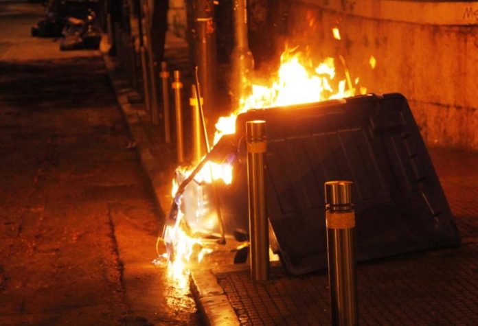 Χανιά: Φωτιές σε κάδους απορριμμάτων τη νύχτα