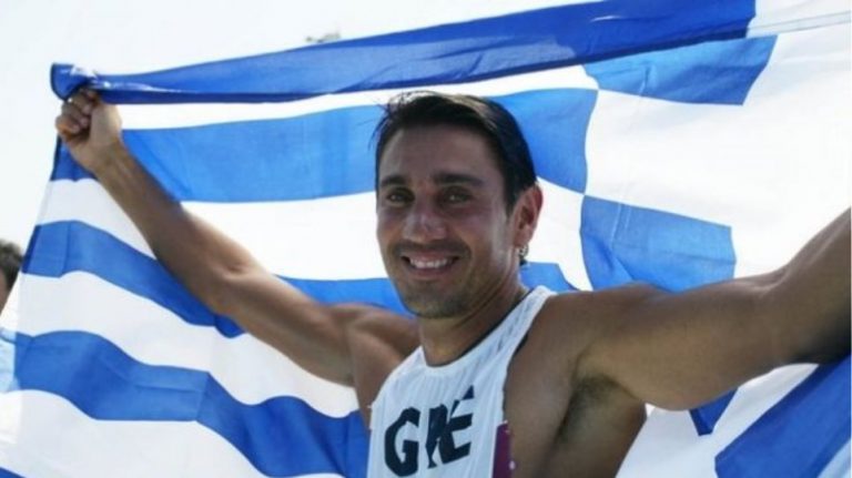 Τραυματίστηκε στον αυχένα από δυνατό κύμα ο Νίκος Κακλαμανάκης