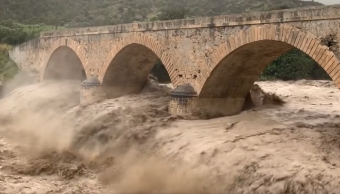 Κινδυνεύει γέφυρα 135 ετών από την κακοκαιρία στην Κρήτη (βίντεο)