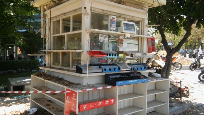 Ξηλώνει κι άλλα περίπτερα στα Χανιά ο Δήμος