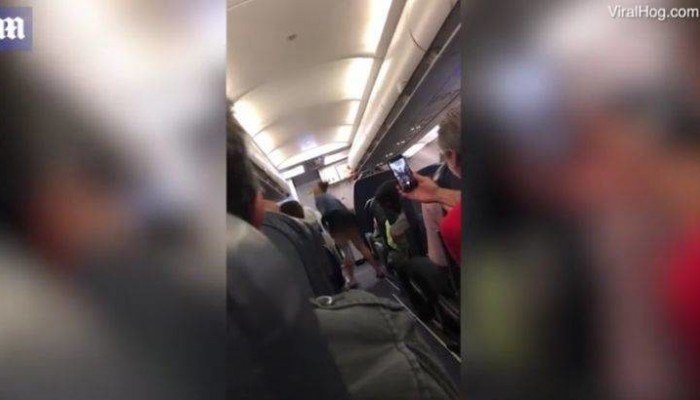 Της είπαν να κλείσει το κινητό της πριν την απογείωση κι εκείνη τους έδειξε τα οπίσθιά της