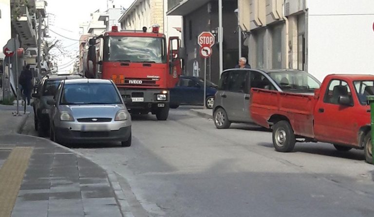 Χανιά: με τα χέρια σήκωσαν το φορτηγάκι για να περάσει το πυροσβεστικό όχημα