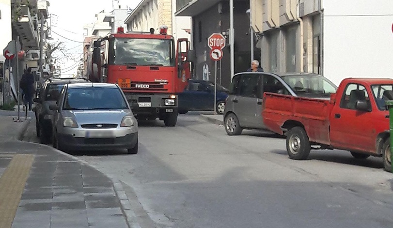 Χανιά: με τα χέρια σήκωσαν το φορτηγάκι για να περάσει το πυροσβεστικό όχημα