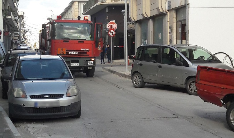 Χανιά: με τα χέρια σήκωσαν το φορτηγάκι για να περάσει το πυροσβεστικό όχημα