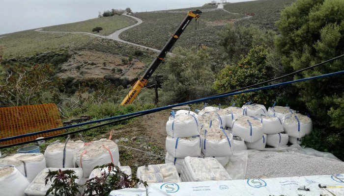 Έμπρακτη αλληλεγγύη στα Σφακιά – Φτιάχνουν σπίτι γυναίκας που καταστράφηκε σε πυρκαγιά