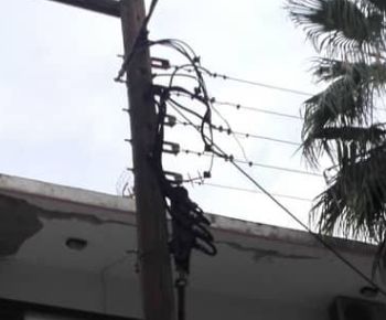 Κολόνα της ΔΕΗ κρέμασε από τον αέρα στην Πελεκαπίνα