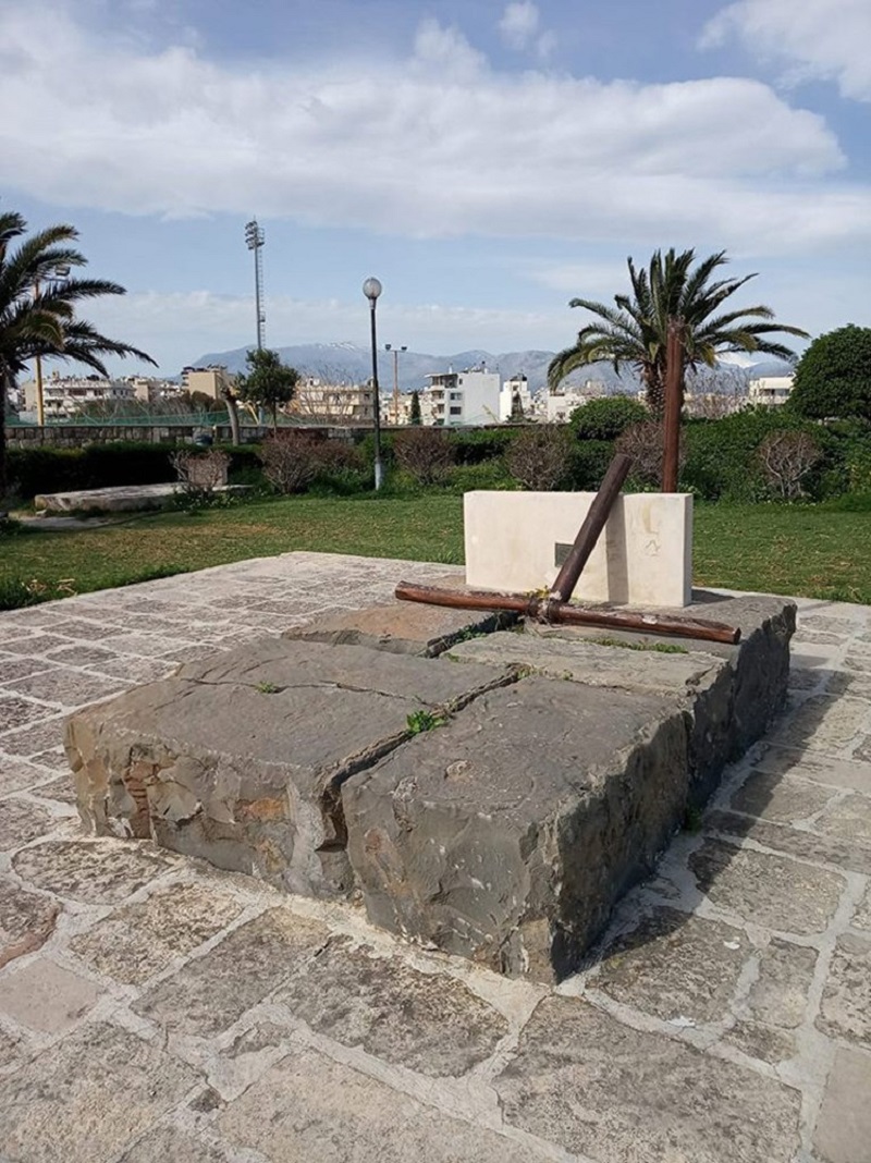 Κρήτη: Τι συνέβη με το σταυρό στον τάφου του Καζαντζάκη;