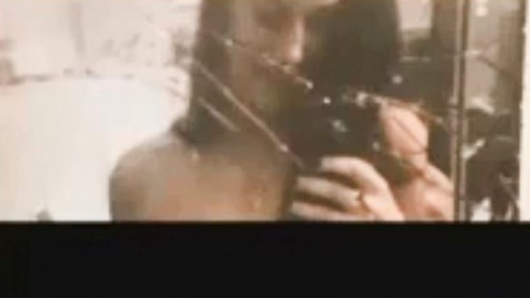 Μία 25χρονη καθηγήτρια απολύθηκε όταν η topless selfie της έφτασε σε μαθητή της (φωτο)