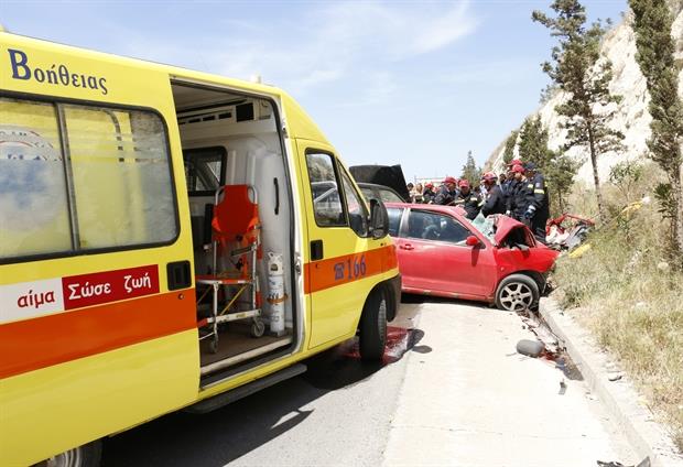 Τροχαίο ατύχημα στην Εθνική οδό – ΙΧ προσέκρουσε στις μπάρες