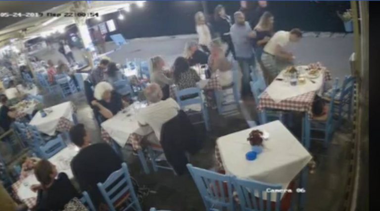 Η στιγμή που υπεύθυνος ταβέρνας στα Χανιά σώζει πελάτη από βέβαιο πνιγμό (βίντεο)
