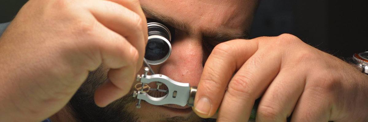 The store specializes in repair, maintenance and problem solving in jewelry and watches of all types.