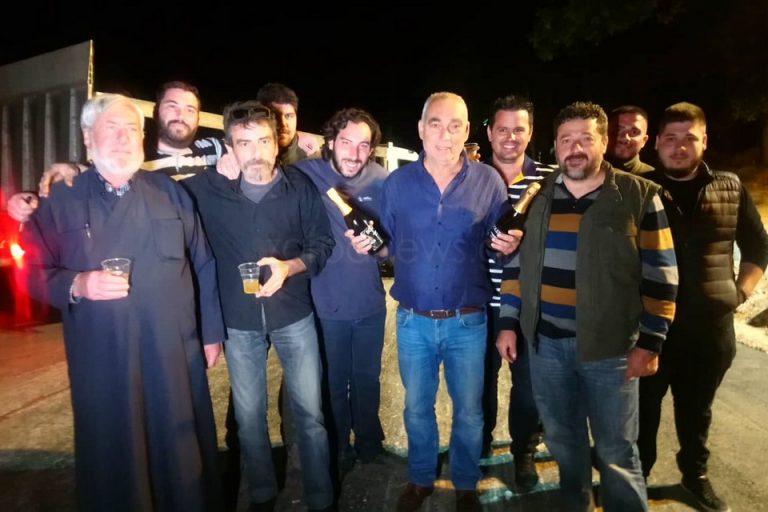 Χανιά: Γιόρτασαν την ασφαλτόστρωση στον Κερίτη με σαμπάνιες (φωτο)